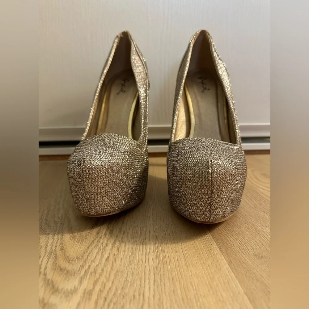 Gently Worn SZ 9 Elegant Gold Women's Heels